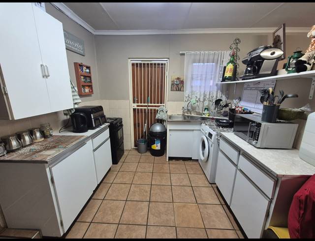 3 BEDROOM HOUSE FOR SALE IN ROODIA